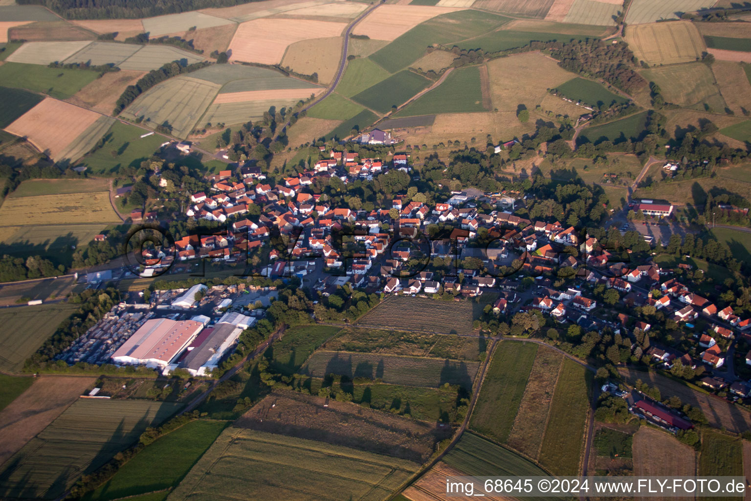 Vue aérienne de Kefenrod dans le département Hesse, Allemagne