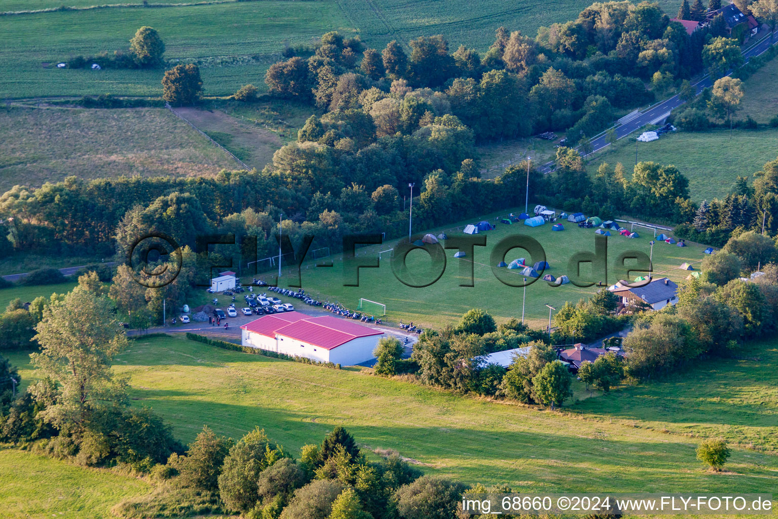 Vue aérienne de Terrain de football avec camp de tentes à le quartier Burkhards in Schotten dans le département Hesse, Allemagne