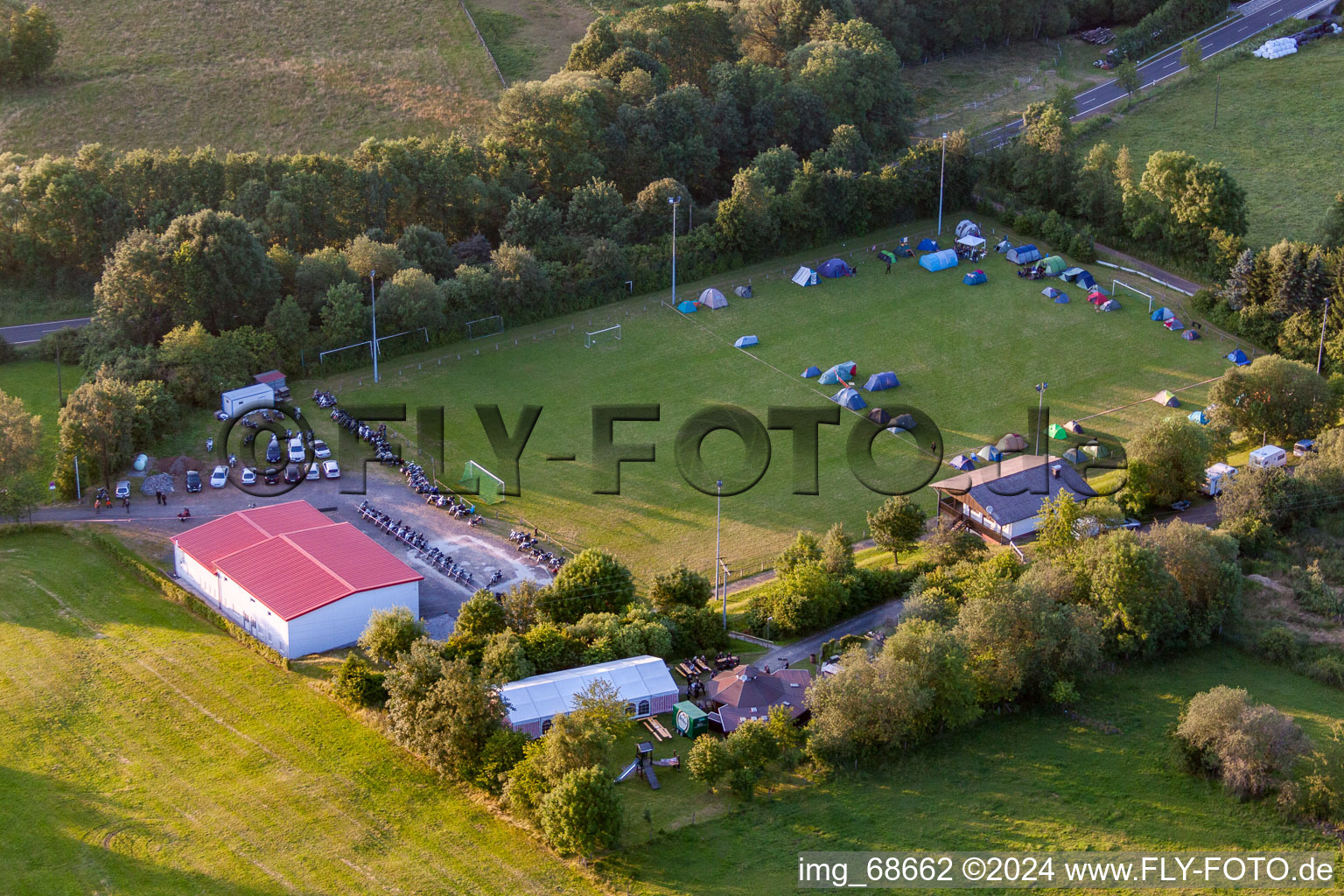 Vue aérienne de Terrain de football avec camp de tentes à le quartier Burkhards in Schotten dans le département Hesse, Allemagne