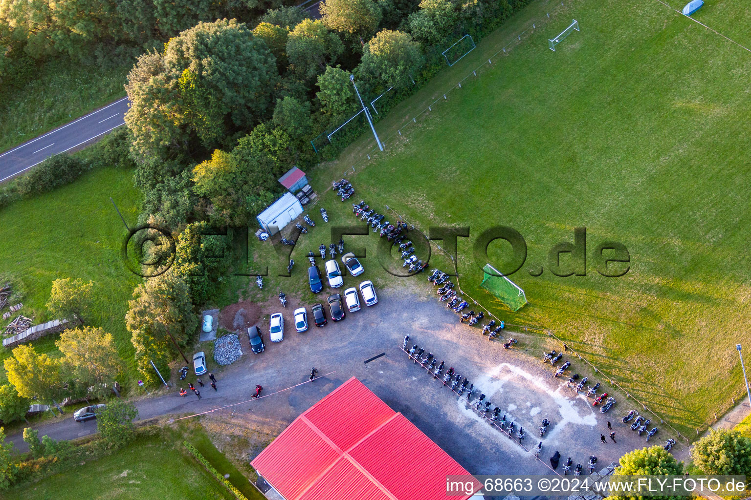 Photographie aérienne de Terrain de football avec camp de tentes à le quartier Burkhards in Schotten dans le département Hesse, Allemagne