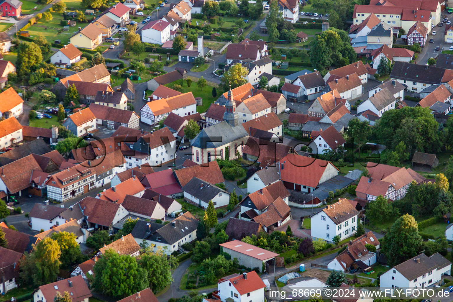 Vue aérienne de Église au centre de la ville à le quartier Burkhards in Schotten dans le département Hesse, Allemagne