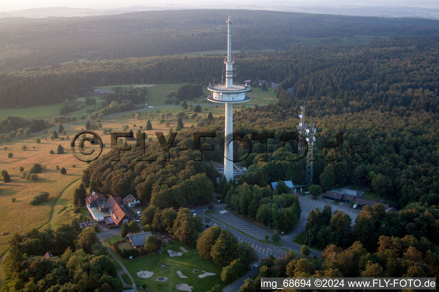 Vue aérienne de Tour radio et émetteur, piste de luge d'été, parking forestier et restaurant d'excursion au sommet du Hoherodskopf à le quartier Breungeshain in Schotten dans le département Hesse, Allemagne