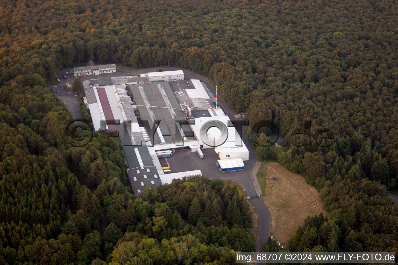 Vue aérienne de STI Grebenhain Display + locaux de l'usine Verpackung GmbH à Grebenhain dans le département Hesse, Allemagne