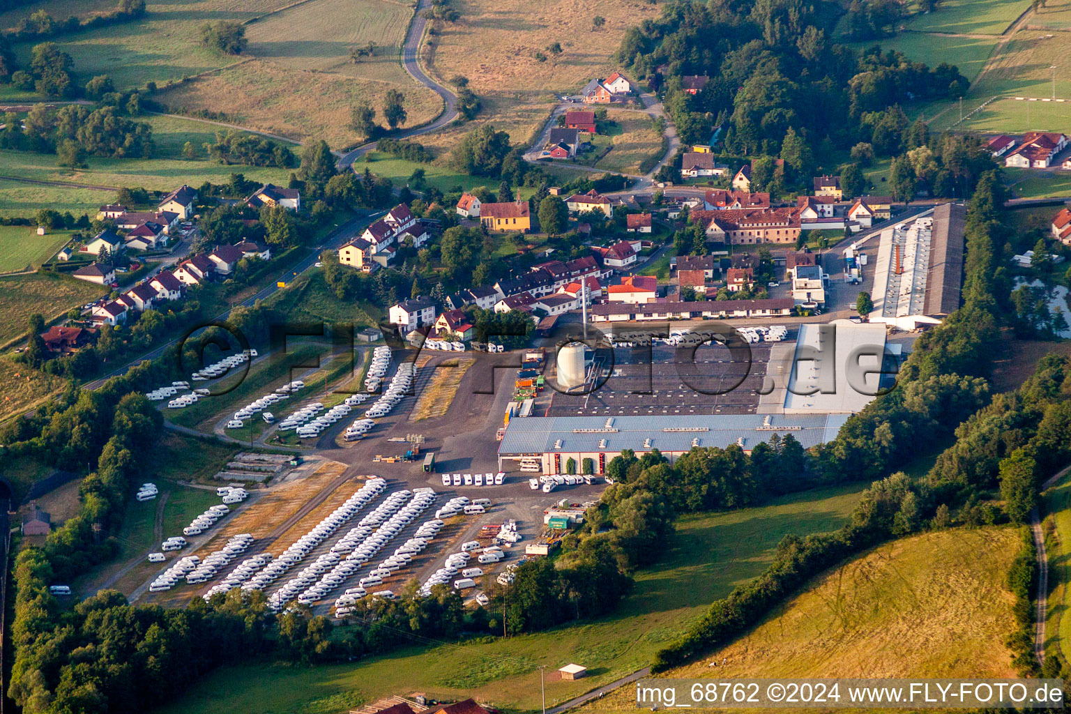 Vue aérienne de Site de l'usine de construction de camping-cars, caravanes et véhicules de Knaus Tabbert à le quartier Mottgers in Sinntal dans le département Hesse, Allemagne