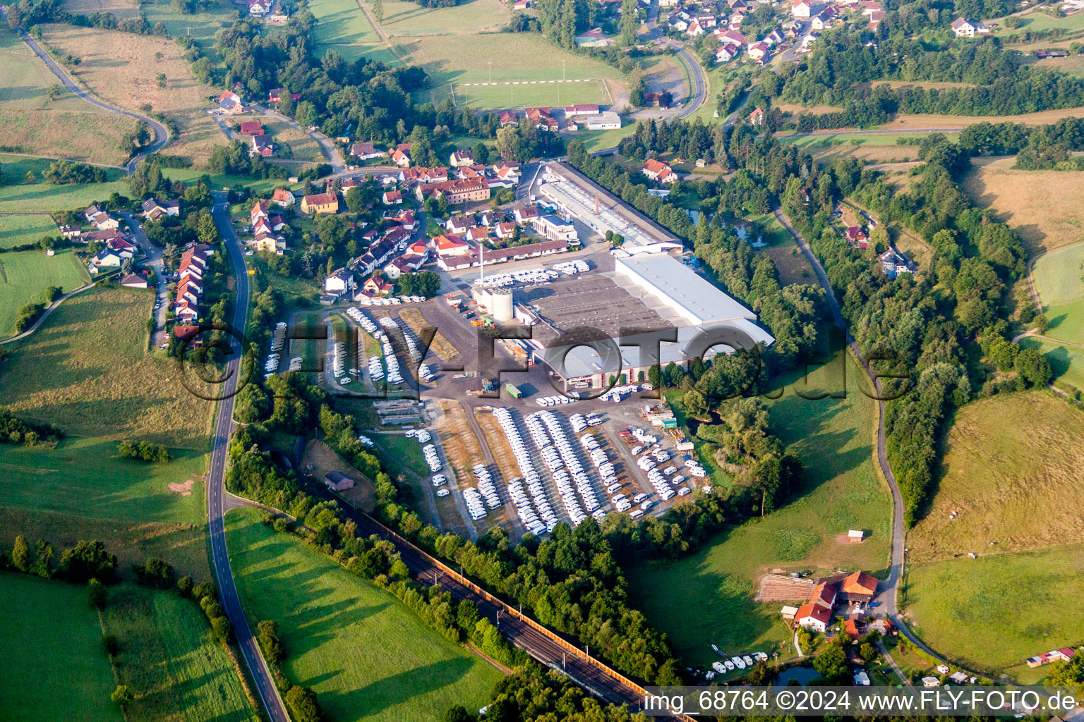 Vue aérienne de Site de l'usine de construction de camping-cars, caravanes et véhicules de Knaus Tabbert à le quartier Mottgers in Sinntal dans le département Hesse, Allemagne