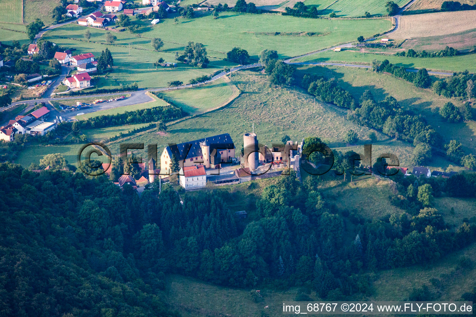 Vue aérienne de Schwarzenfels dans le département Hesse, Allemagne