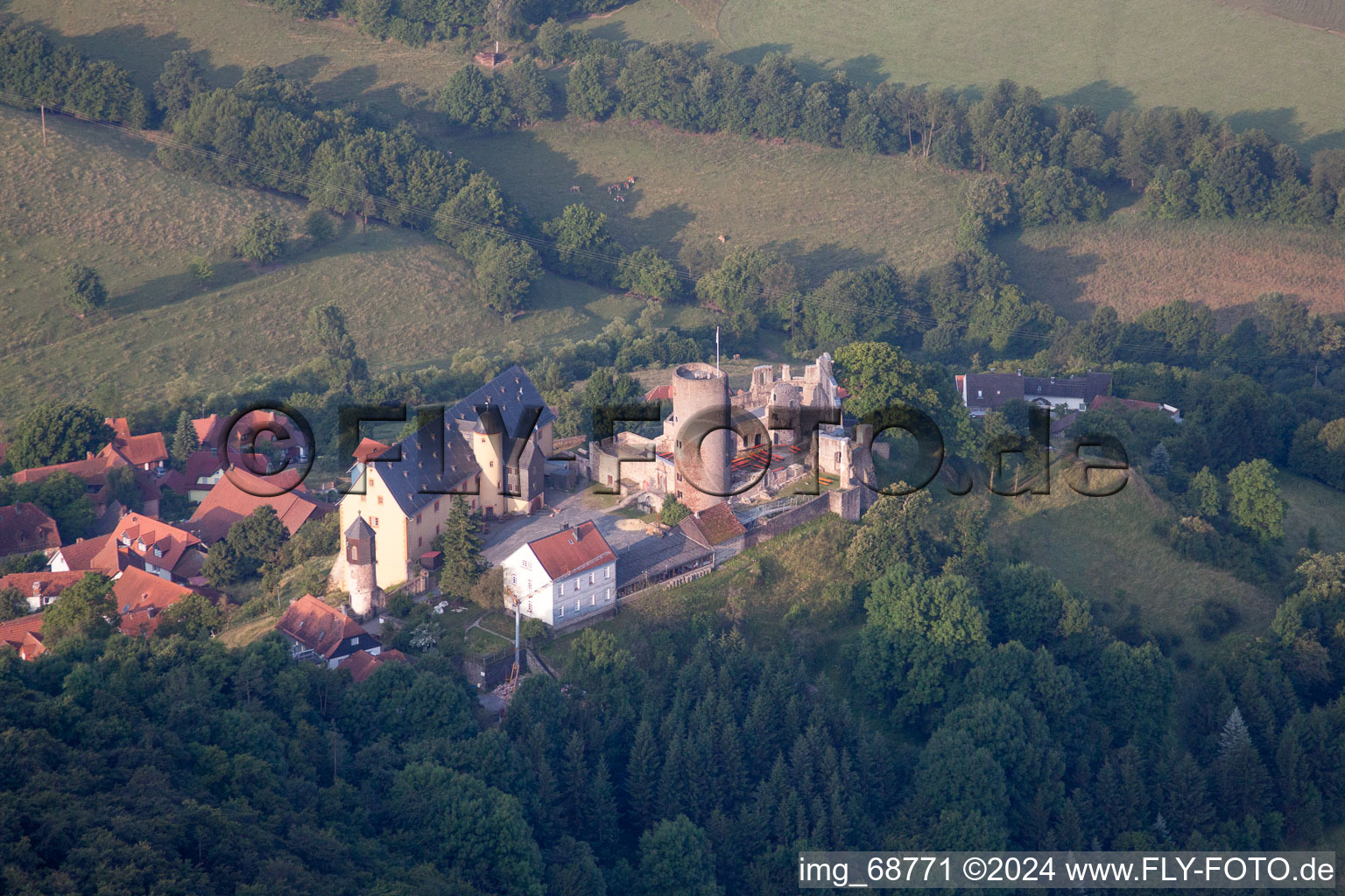 Vue aérienne de Complexe du château à le quartier Schwarzenfels in Sinntal dans le département Hesse, Allemagne