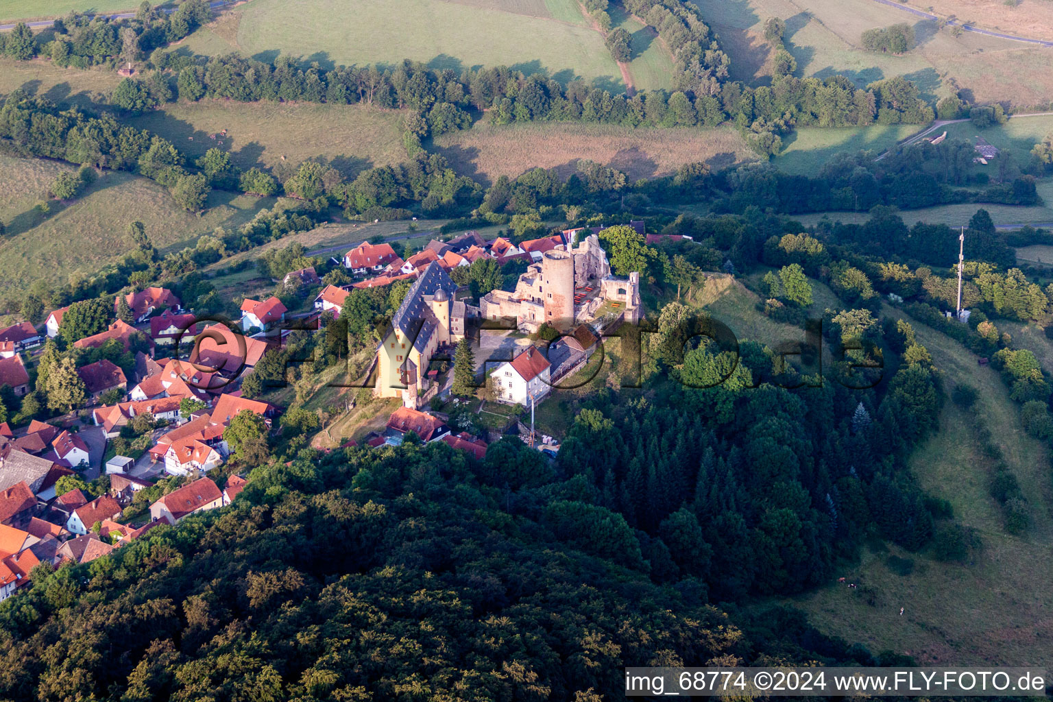 Vue aérienne de Complexe du château de la forteresse Schwarzenfels en Schwarzenfels à le quartier Schwarzenfels in Sinntal dans le département Hesse, Allemagne