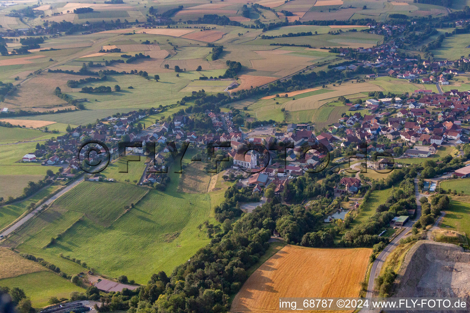 Vue aérienne de Champs agricoles et surfaces utilisables à Oberleichtersbach dans le département Bavière, Allemagne