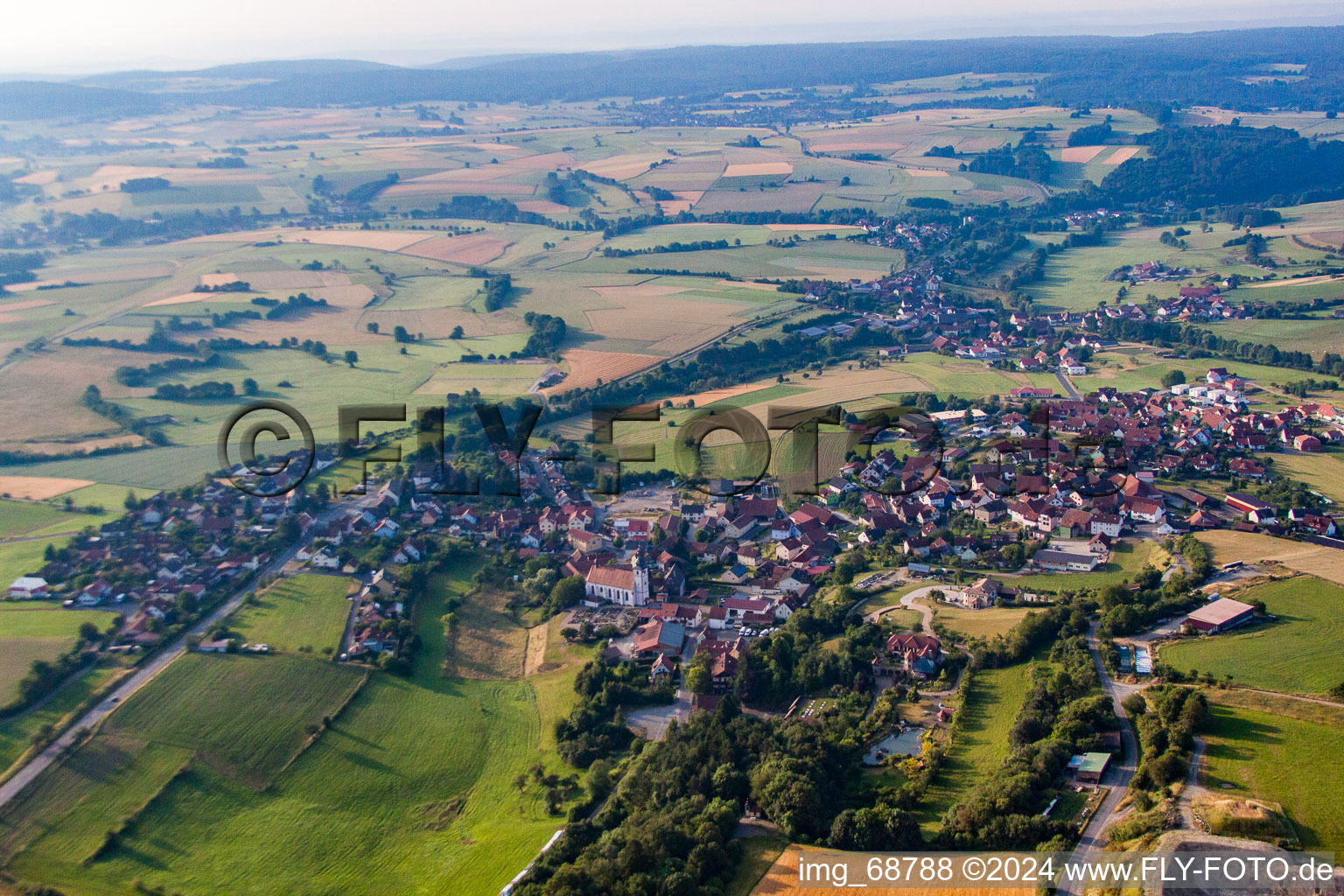 Vue aérienne de Oberleichtersbach dans le département Bavière, Allemagne