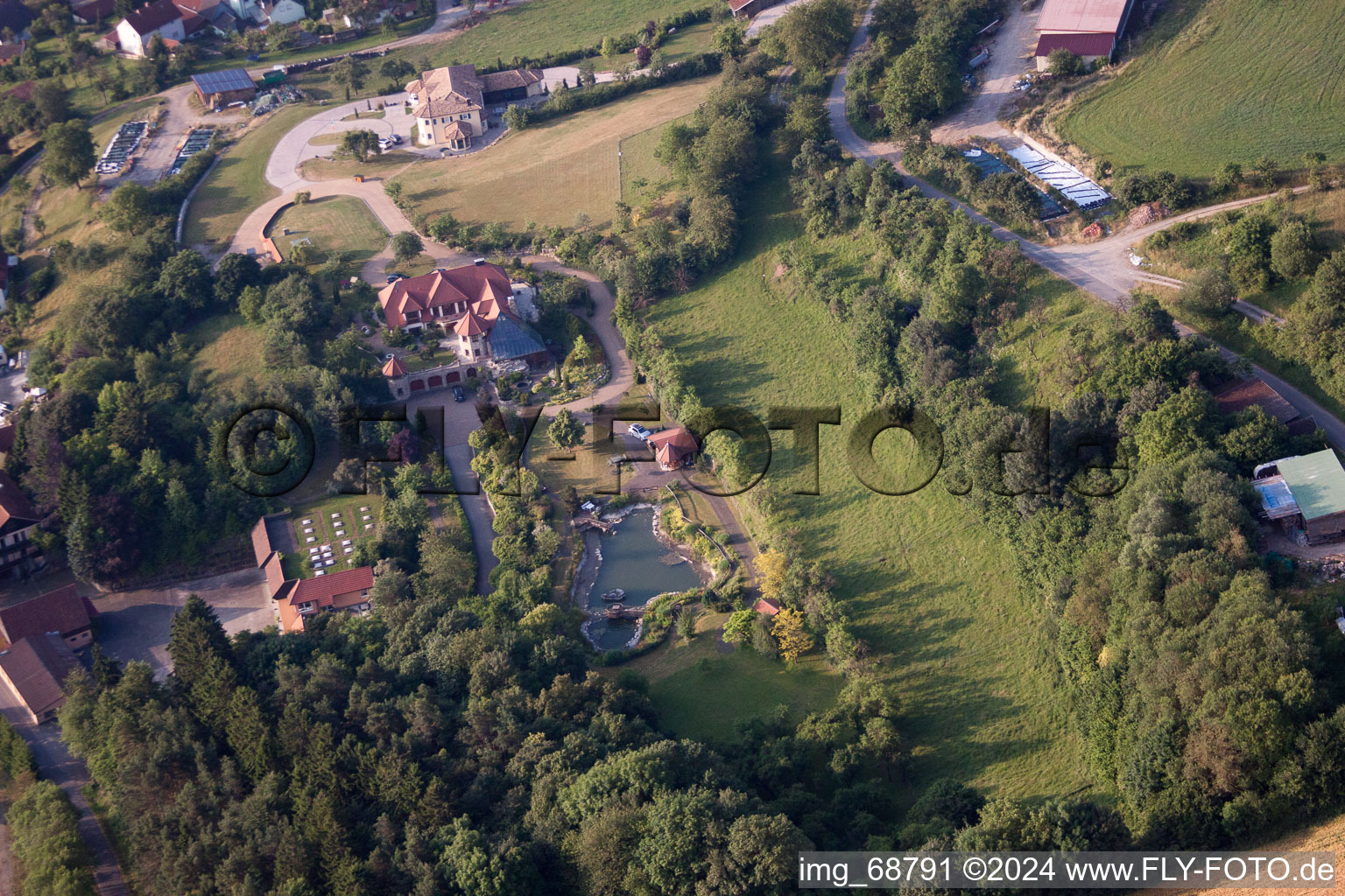 Vue aérienne de Oberleichtersbach dans le département Bavière, Allemagne