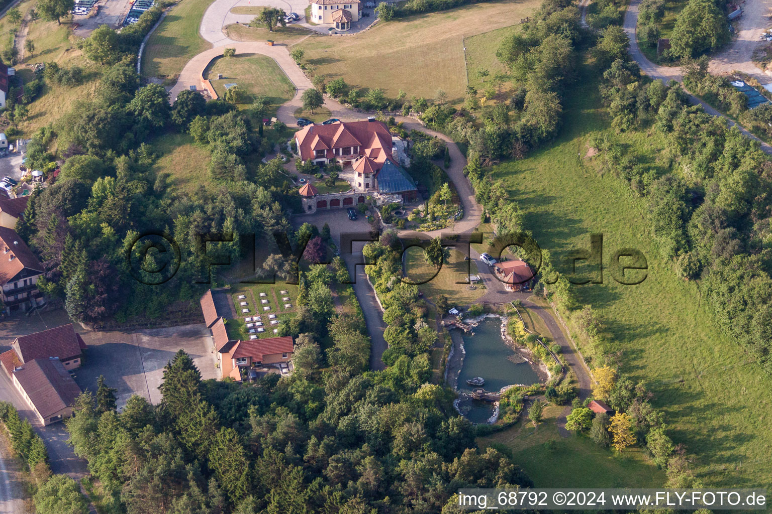 Vue aérienne de Villa de luxe dans le quartier résidentiel d'un complexe de maisons unifamiliales à Oberleichtersbach dans le département Bavière, Allemagne