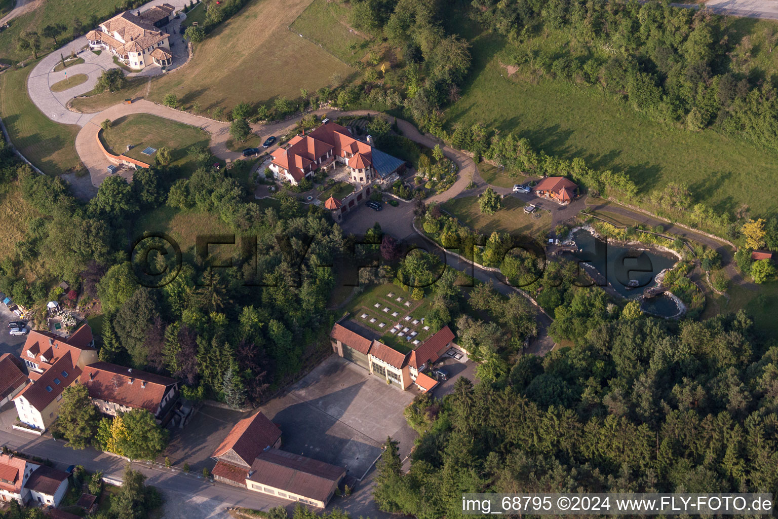 Vue aérienne de Villa de luxe dans le quartier résidentiel d'un complexe de maisons unifamiliales à Oberleichtersbach dans le département Bavière, Allemagne