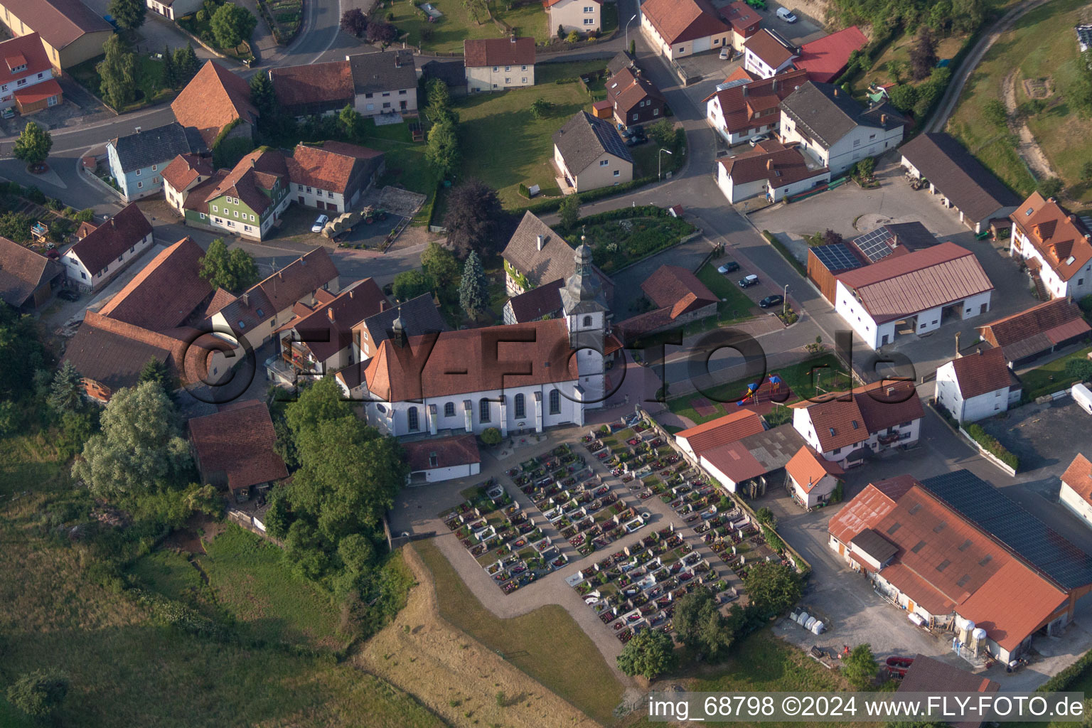 Vue aérienne de Cimetière et église à Oberleichtersbach dans le département Bavière, Allemagne