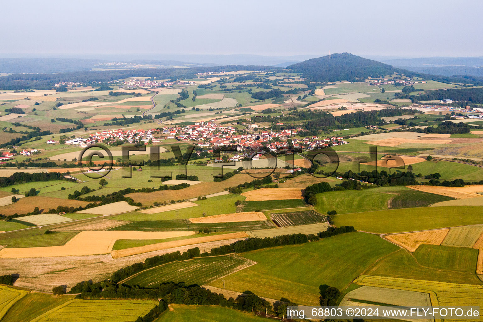 Vue aérienne de Vue sur le village à le quartier Breitenbach in Oberleichtersbach dans le département Bavière, Allemagne