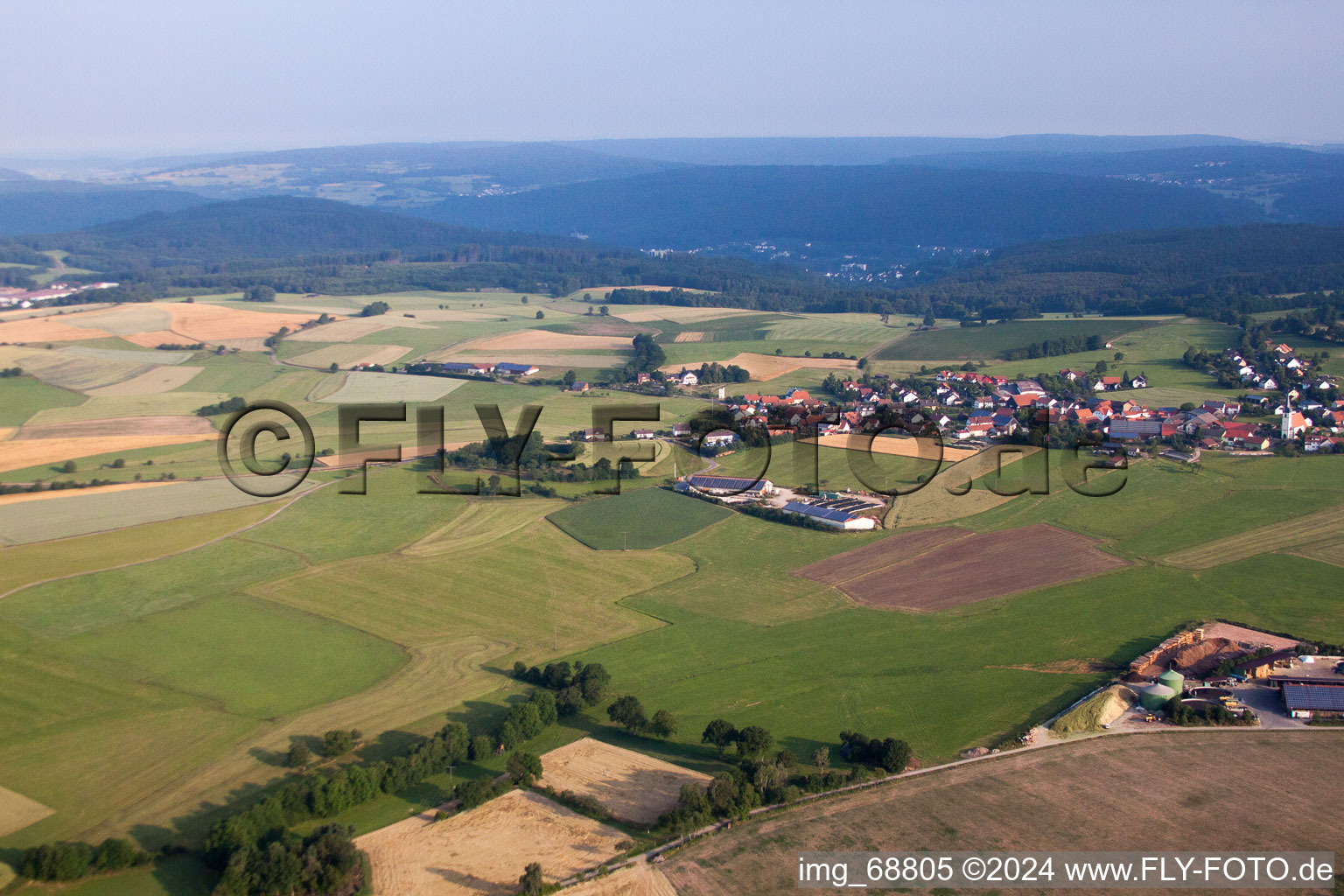 Vue aérienne de Vue sur le village à le quartier Breitenbach in Oberleichtersbach dans le département Bavière, Allemagne