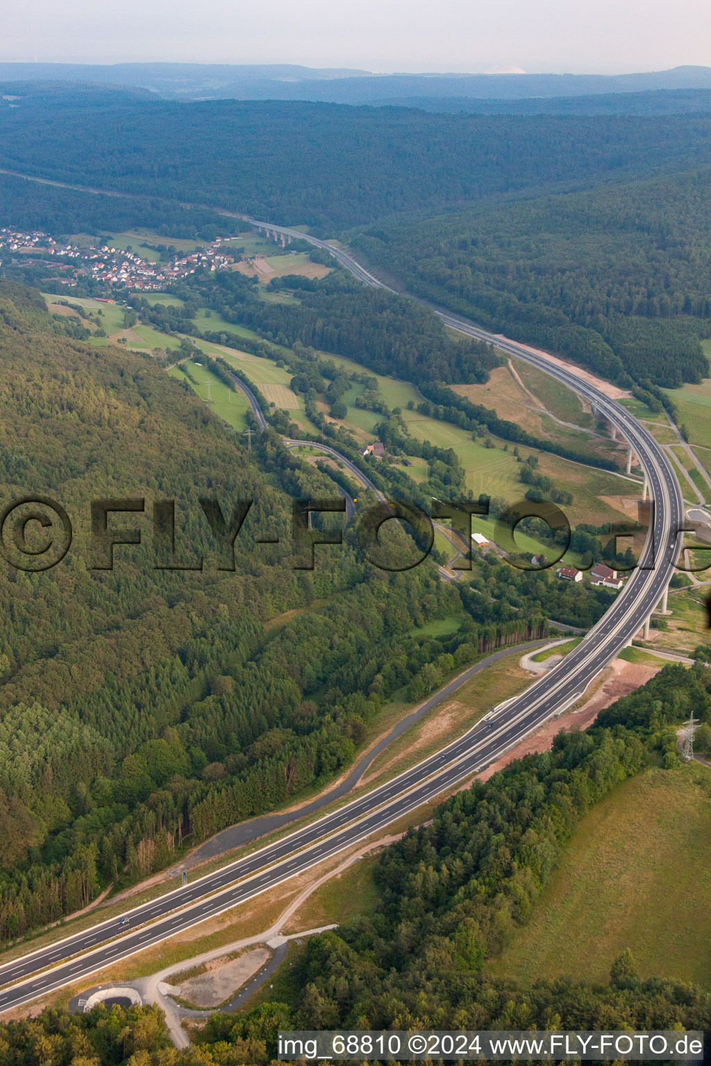 Vue aérienne de Chantier autoroutier avec aménagement, remblai et terrassement le long du tracé et du tracé de l'A7 à Riedenberg dans le département Bavière, Allemagne