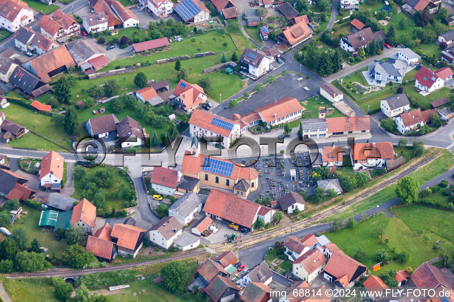 Vue aérienne de Catholique Église Saint-Martin à Riedenberg dans le département Bavière, Allemagne