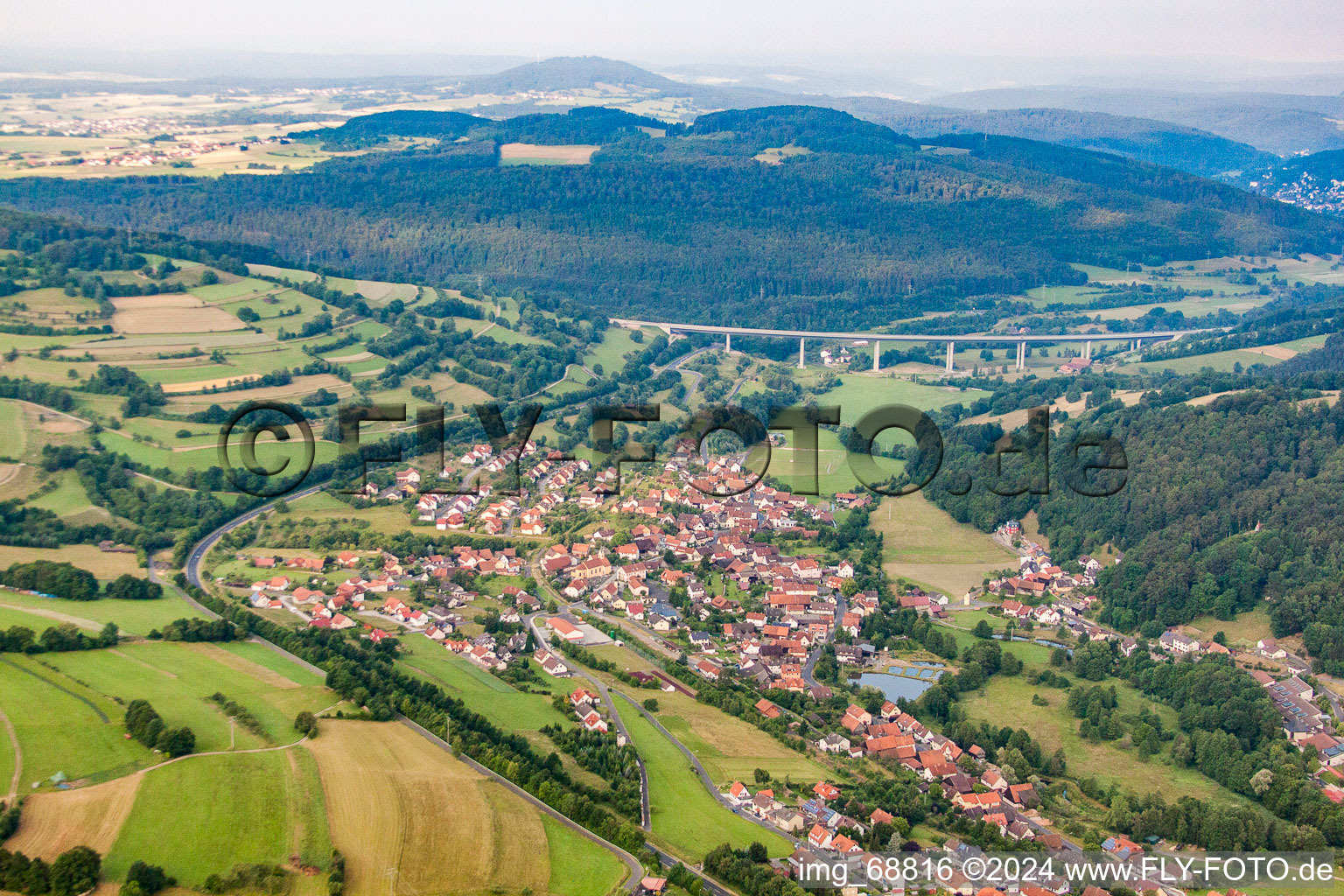 Vue aérienne de Pont Sinntal sur l'autoroute BAB A7 à Riedenberg dans le département Bavière, Allemagne