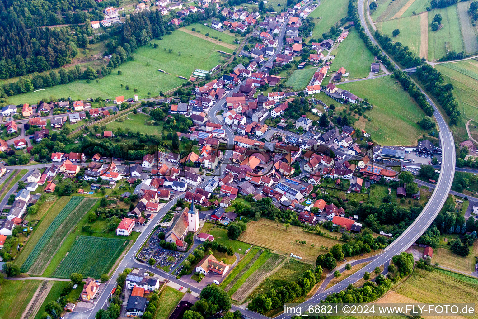 Vue aérienne de Vue sur le village à le quartier Oberbach in Wildflecken dans le département Bavière, Allemagne