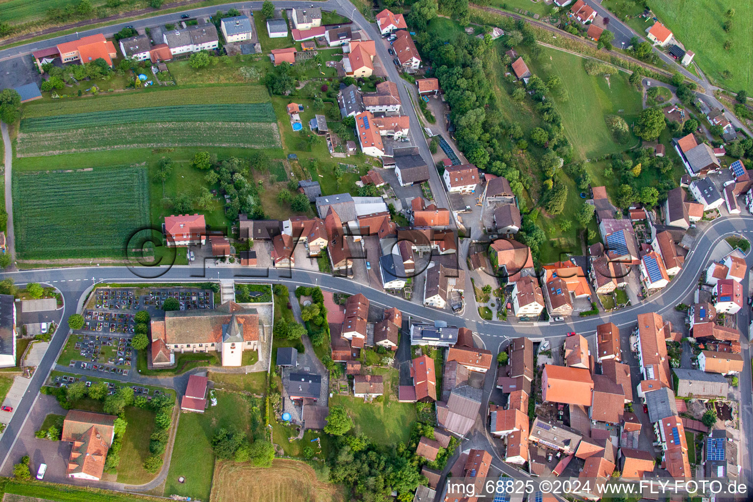 Vue aérienne de Assomption de Marie à Rhönstr à le quartier Oberbach in Wildflecken dans le département Bavière, Allemagne