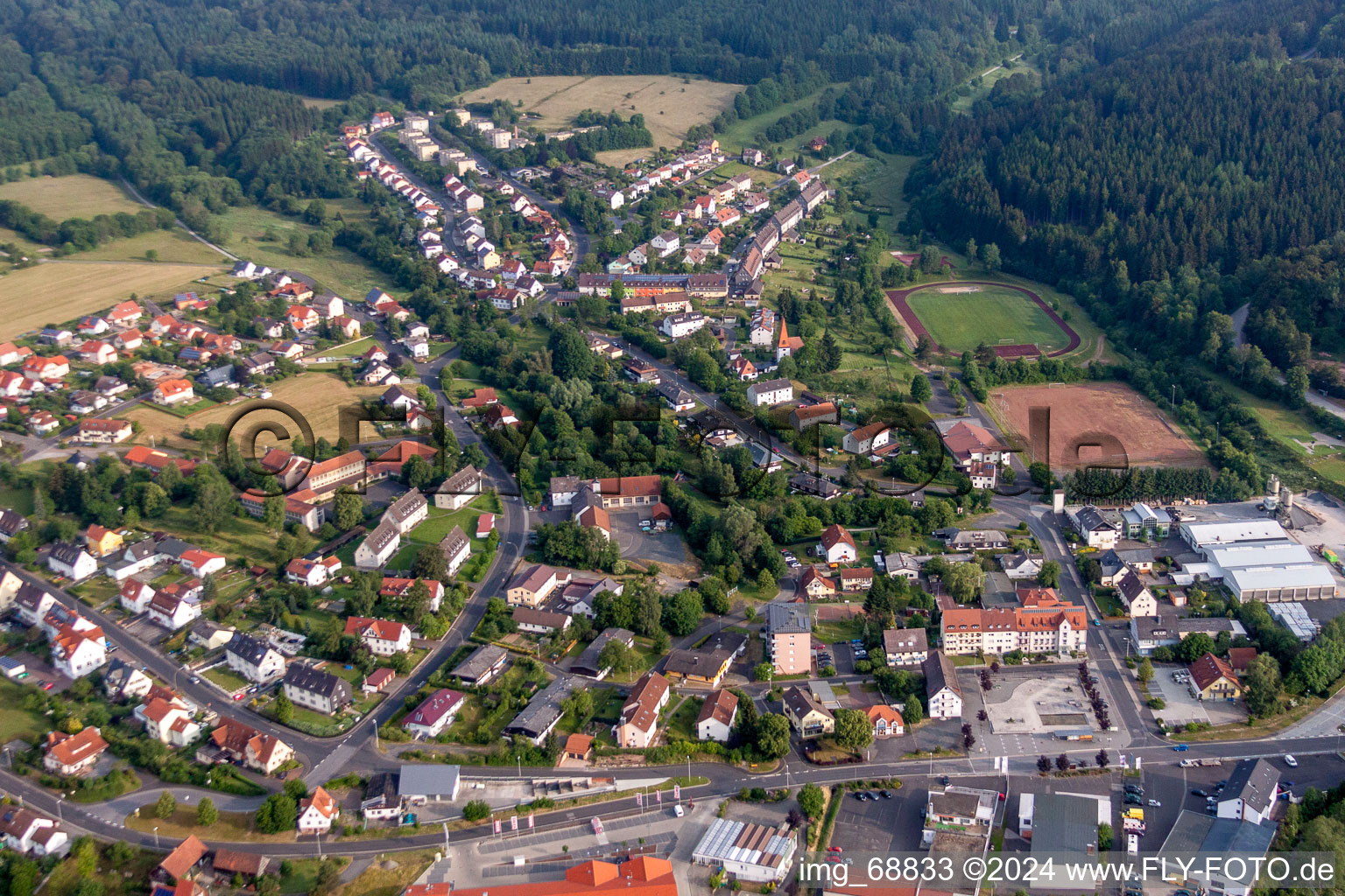 Vue aérienne de Vue des rues et des maisons des quartiers résidentiels à Wildflecken dans le département Bavière, Allemagne