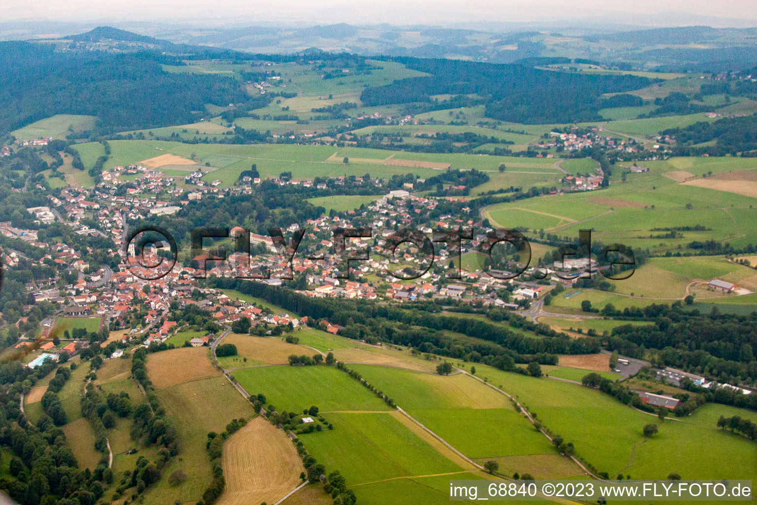 Vue aérienne de Gersfeld (Rhön) dans le département Hesse, Allemagne