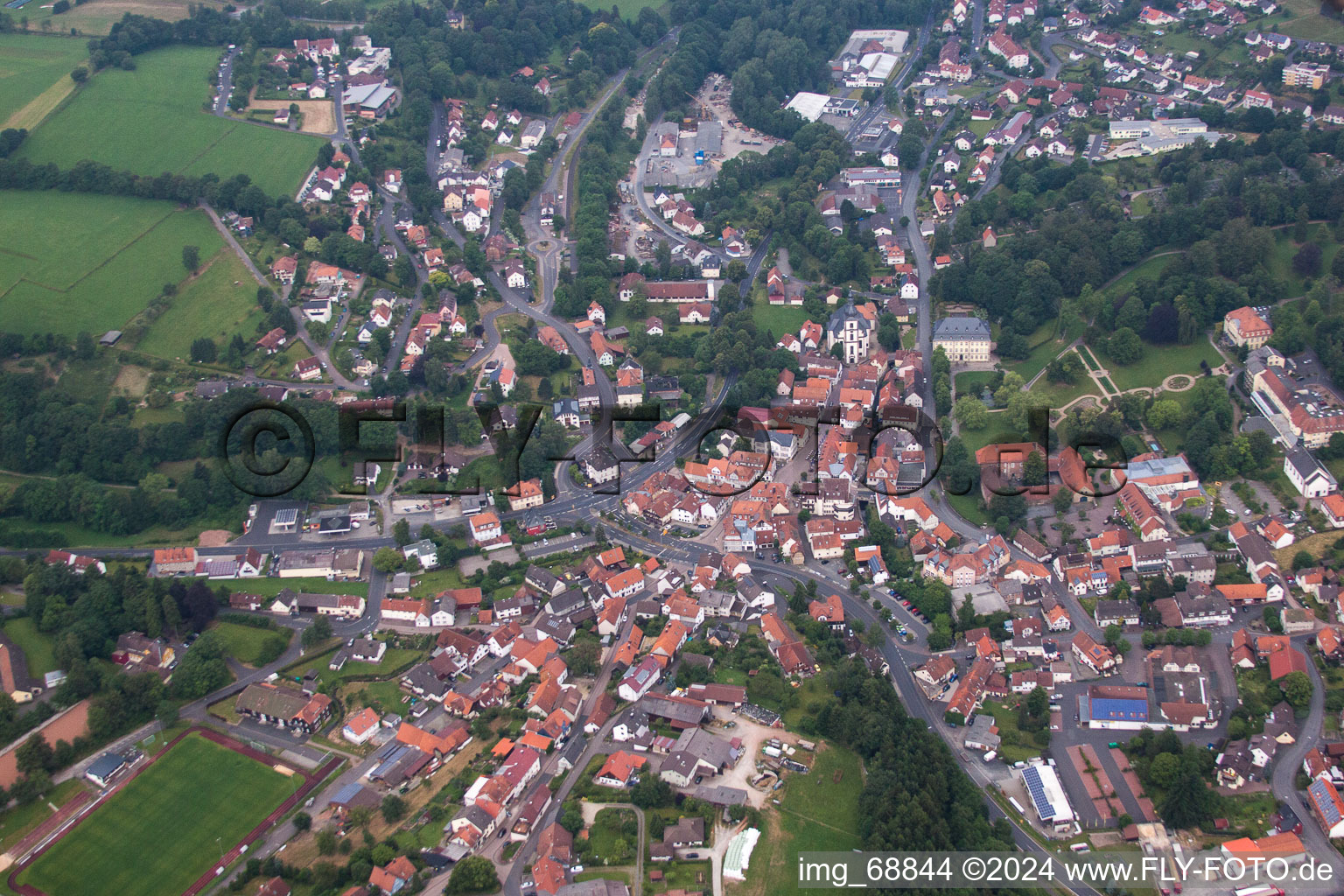 Vue aérienne de Vue des rues et des maisons des quartiers résidentiels à Gersfeld (Rhön) dans le département Hesse, Allemagne