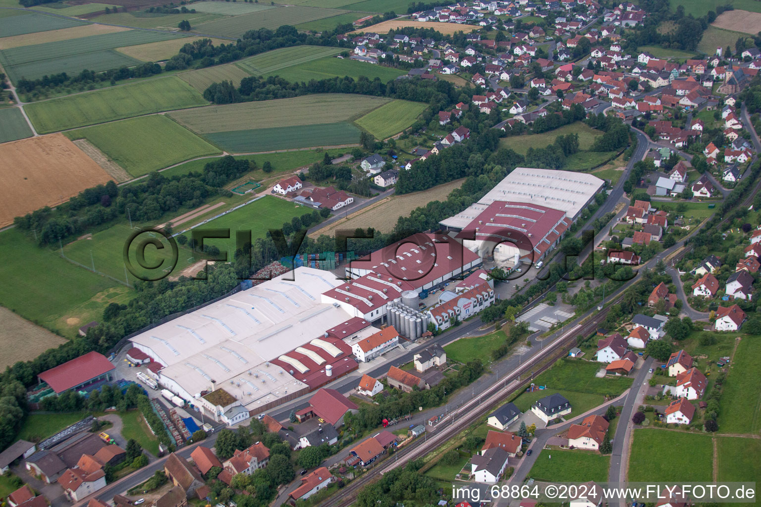 Vue aérienne de Site de l'usine Förstina-Sprrudel, source minérale et médicinale à le quartier Memlos in Eichenzell dans le département Hesse, Allemagne