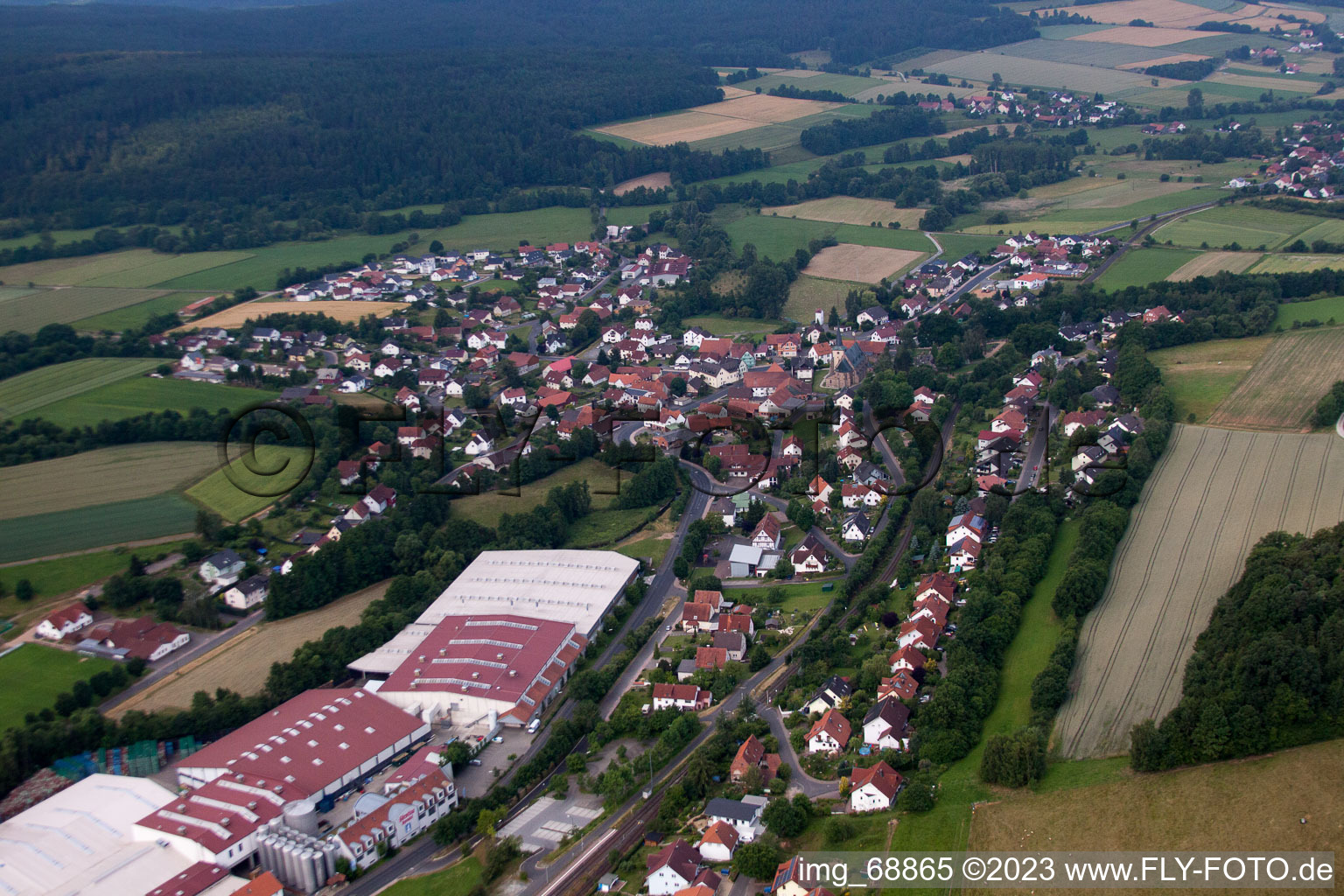 Vue aérienne de Halsbach dans le département Hesse, Allemagne