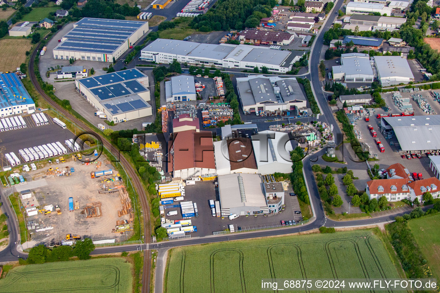 Vue aérienne de Zone industrielle avec produits Raiffeisen et matériaux de construction à le quartier Welkers in Eichenzell dans le département Hesse, Allemagne