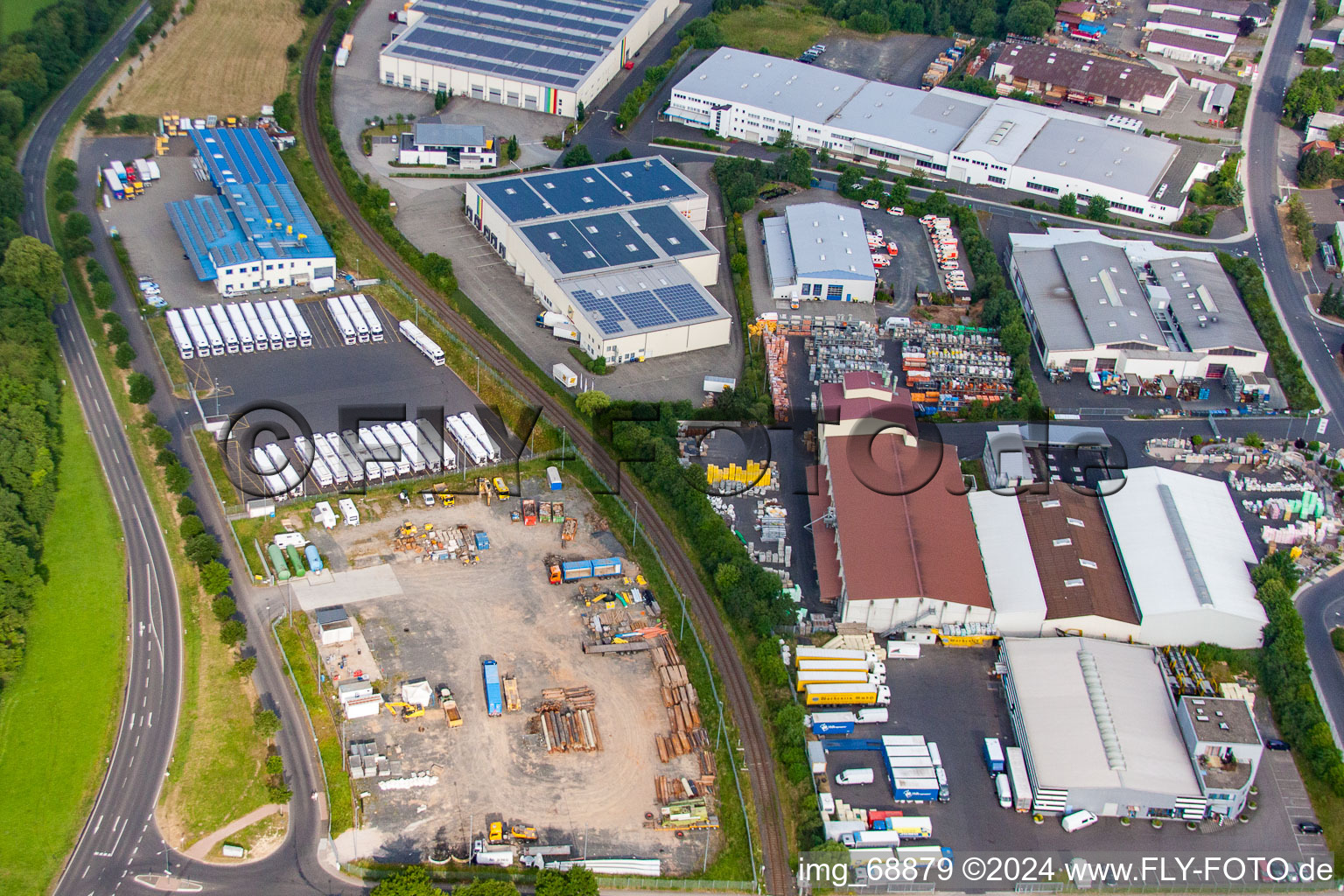 Vue aérienne de Zone industrielle avec carrosserie Roland Böhm à le quartier Welkers in Eichenzell dans le département Hesse, Allemagne