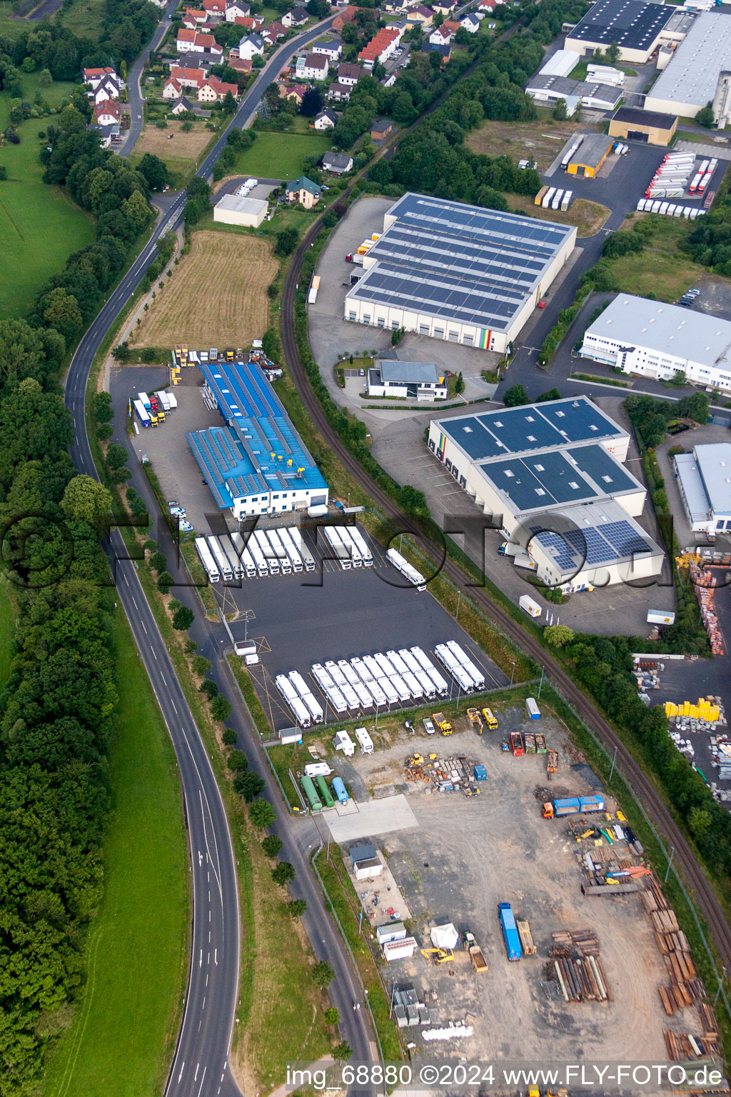 Vue aérienne de Création d'une zone commerciale et d'une entreprise avec Roland Böhm Body and Vehicle Construction GmbH & Co. KG à le quartier Welkers in Eichenzell dans le département Hesse, Allemagne