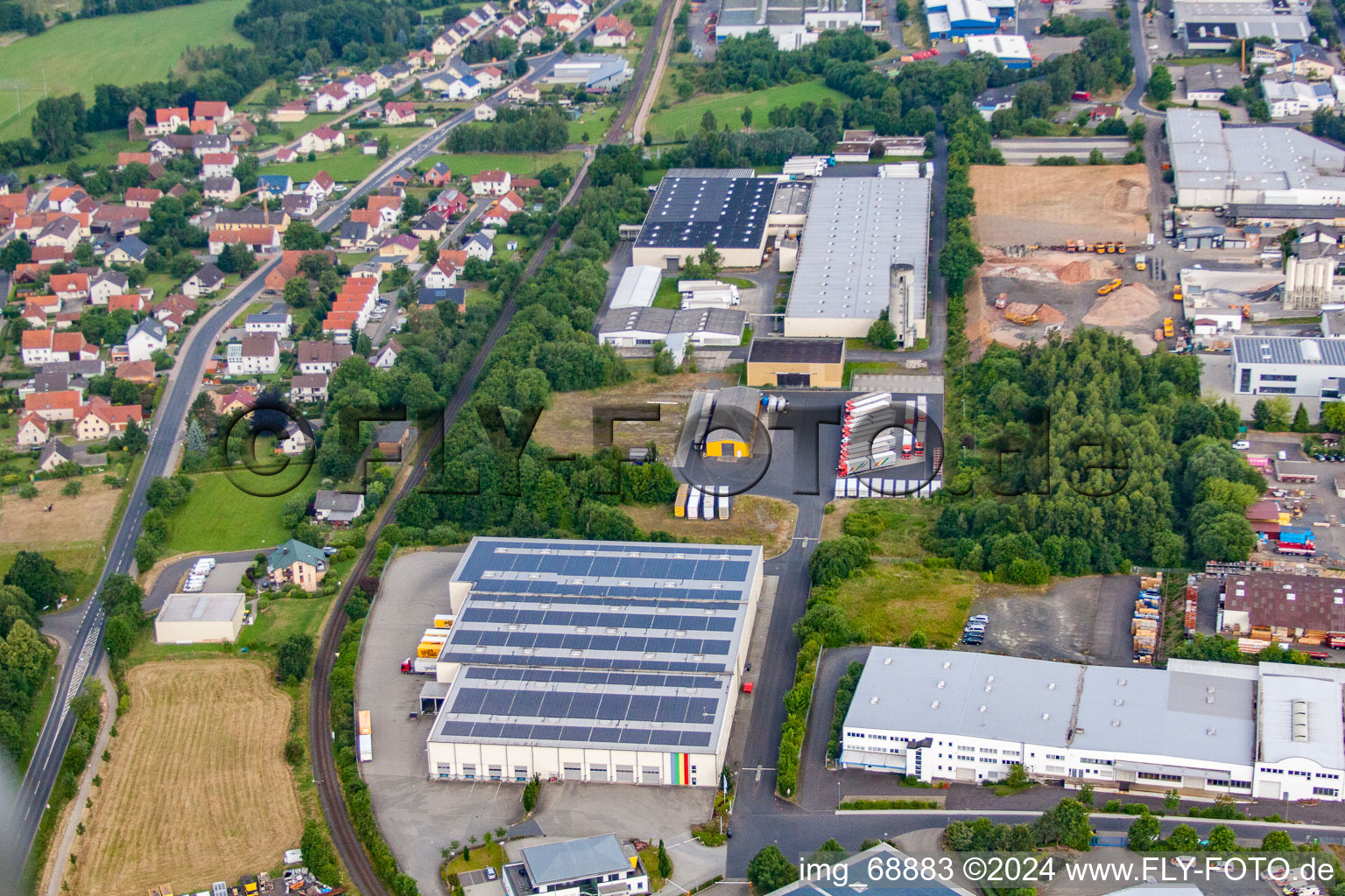 Vue aérienne de Zone industrielle avec marchand de glaces à le quartier Welkers in Eichenzell dans le département Hesse, Allemagne