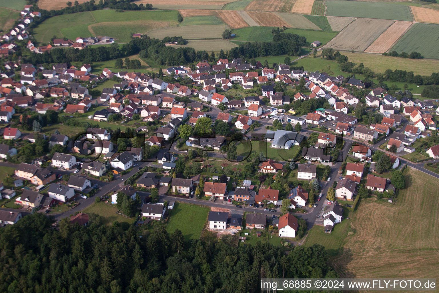 Vue aérienne de Marché à le quartier Hattenhof in Neuhof dans le département Hesse, Allemagne