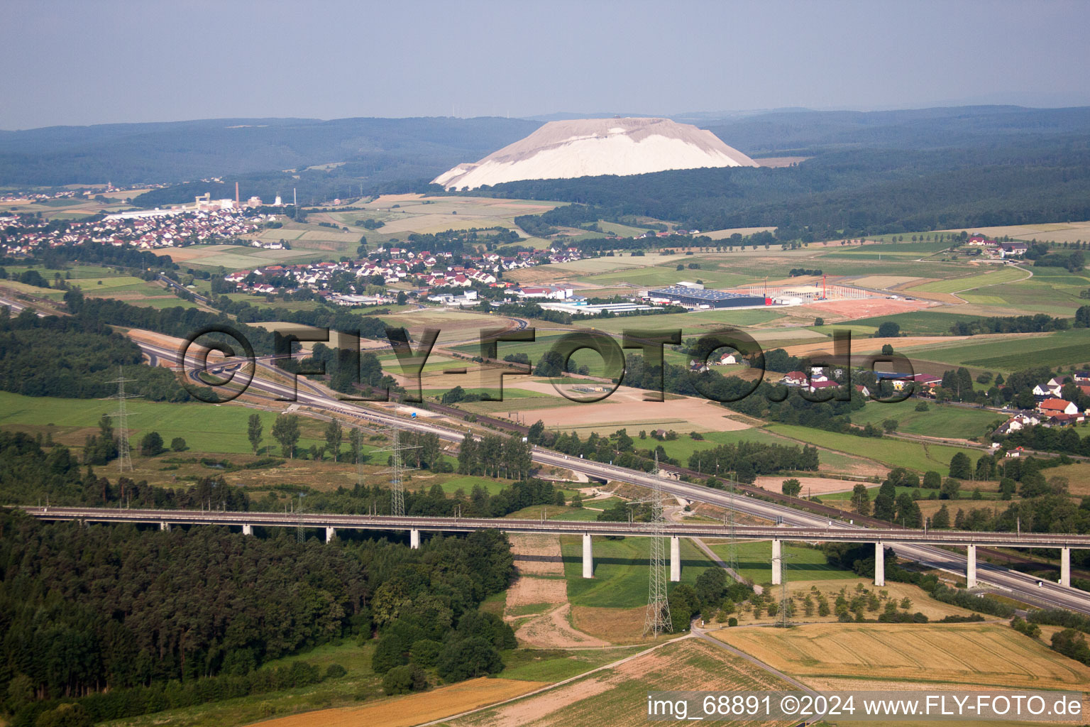 Vue aérienne de Monte Kali à Neuhof derrière le pont sud de Fliedetal pour le train sur l'A66 à le quartier Hattenhof in Neuhof dans le département Hesse, Allemagne