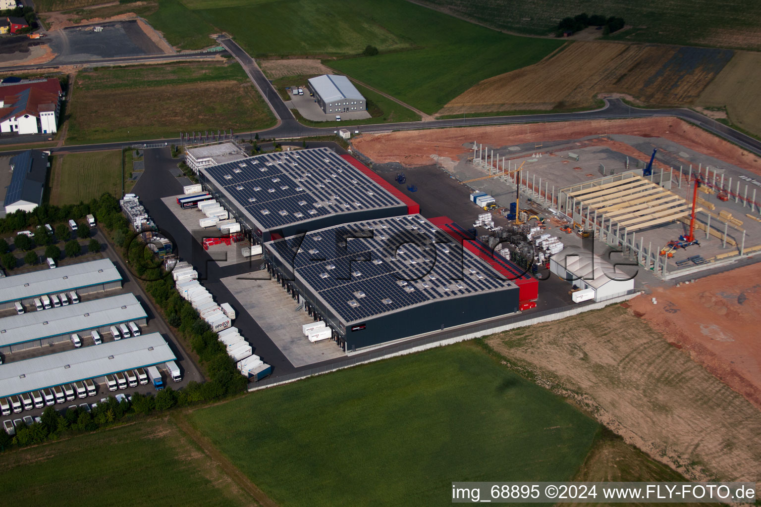 Vue aérienne de Zone industrielle avec Tyroo à le quartier Dorfborn in Neuhof dans le département Hesse, Allemagne