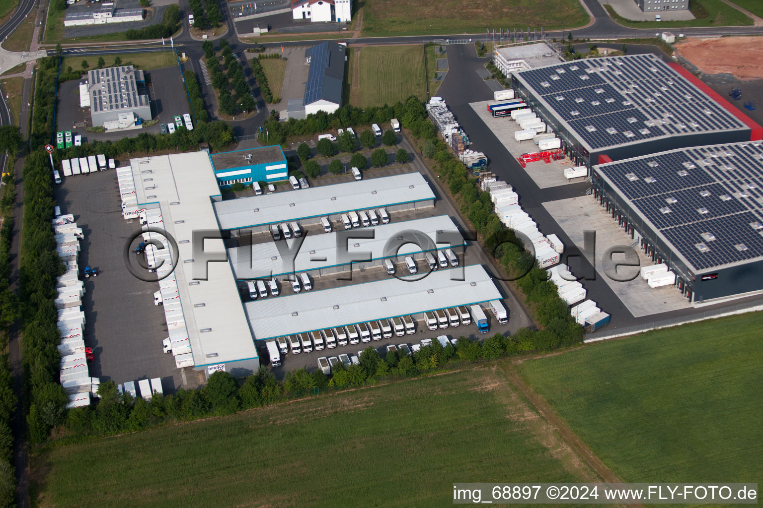 Vue aérienne de Zone industrielle avec le dépôt DPD à le quartier Dorfborn in Neuhof dans le département Hesse, Allemagne