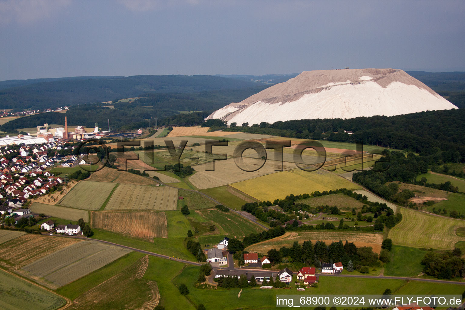 Vue aérienne de Site de la décharge minière pour l'extraction de potasse et de sel à le quartier Dorfborn in Neuhof dans le département Hesse, Allemagne