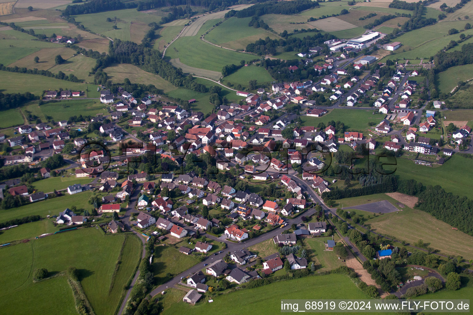 Vue aérienne de Vue sur le village à le quartier Hauswurz in Neuhof dans le département Hesse, Allemagne