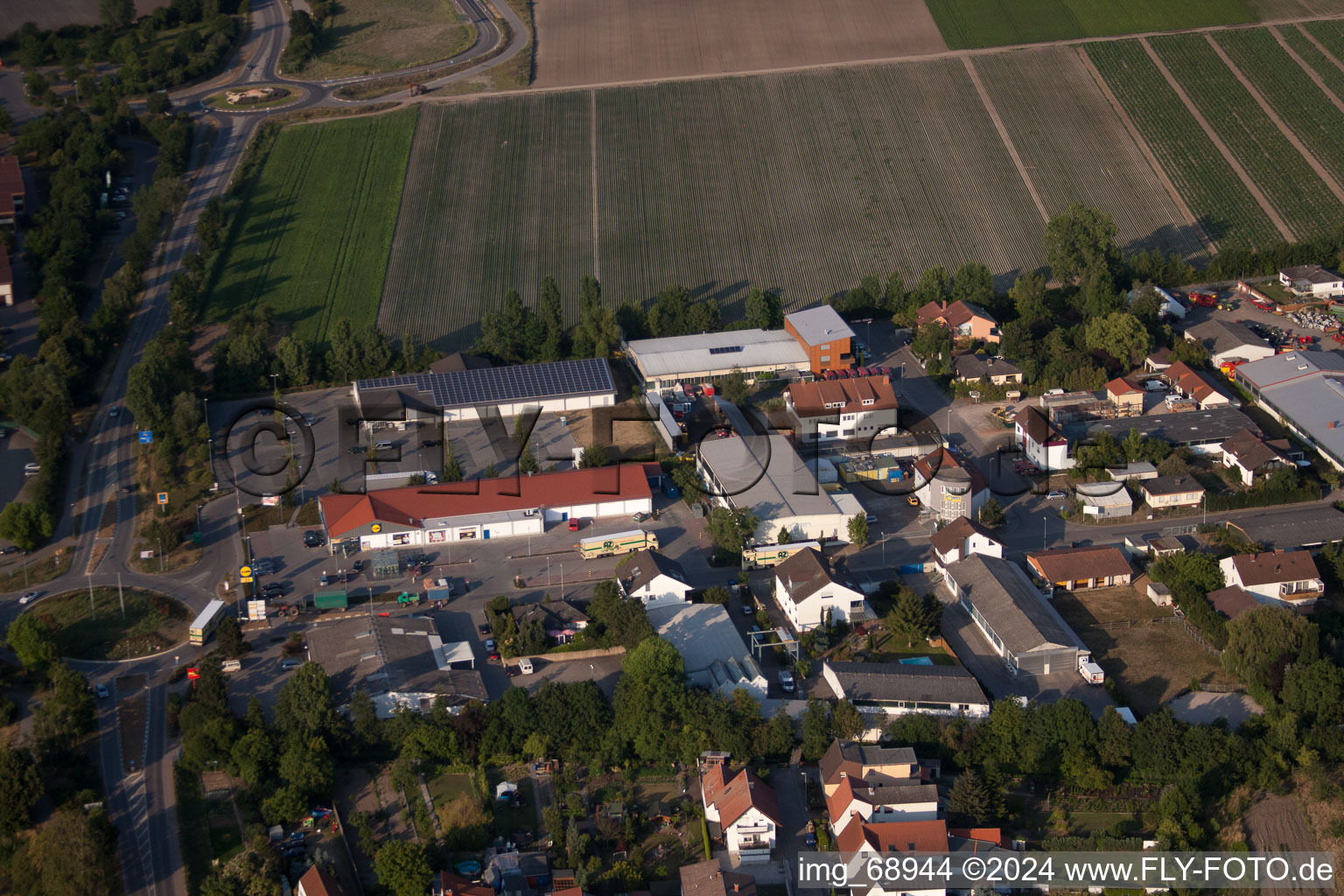 Vue aérienne de Aldi Lidl à le quartier Dannstadt in Dannstadt-Schauernheim dans le département Rhénanie-Palatinat, Allemagne