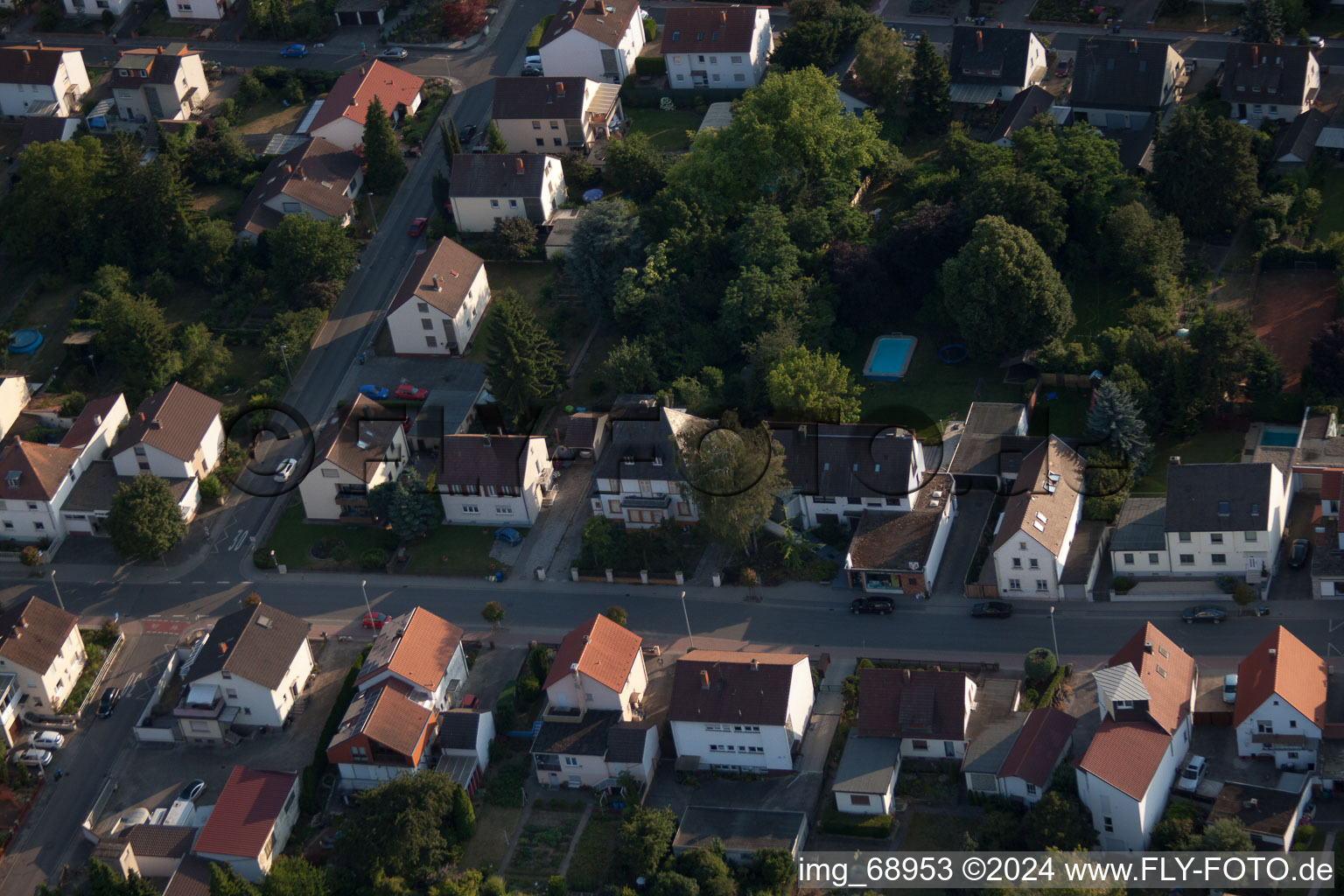 Quartier Dannstadt in Dannstadt-Schauernheim dans le département Rhénanie-Palatinat, Allemagne du point de vue du drone