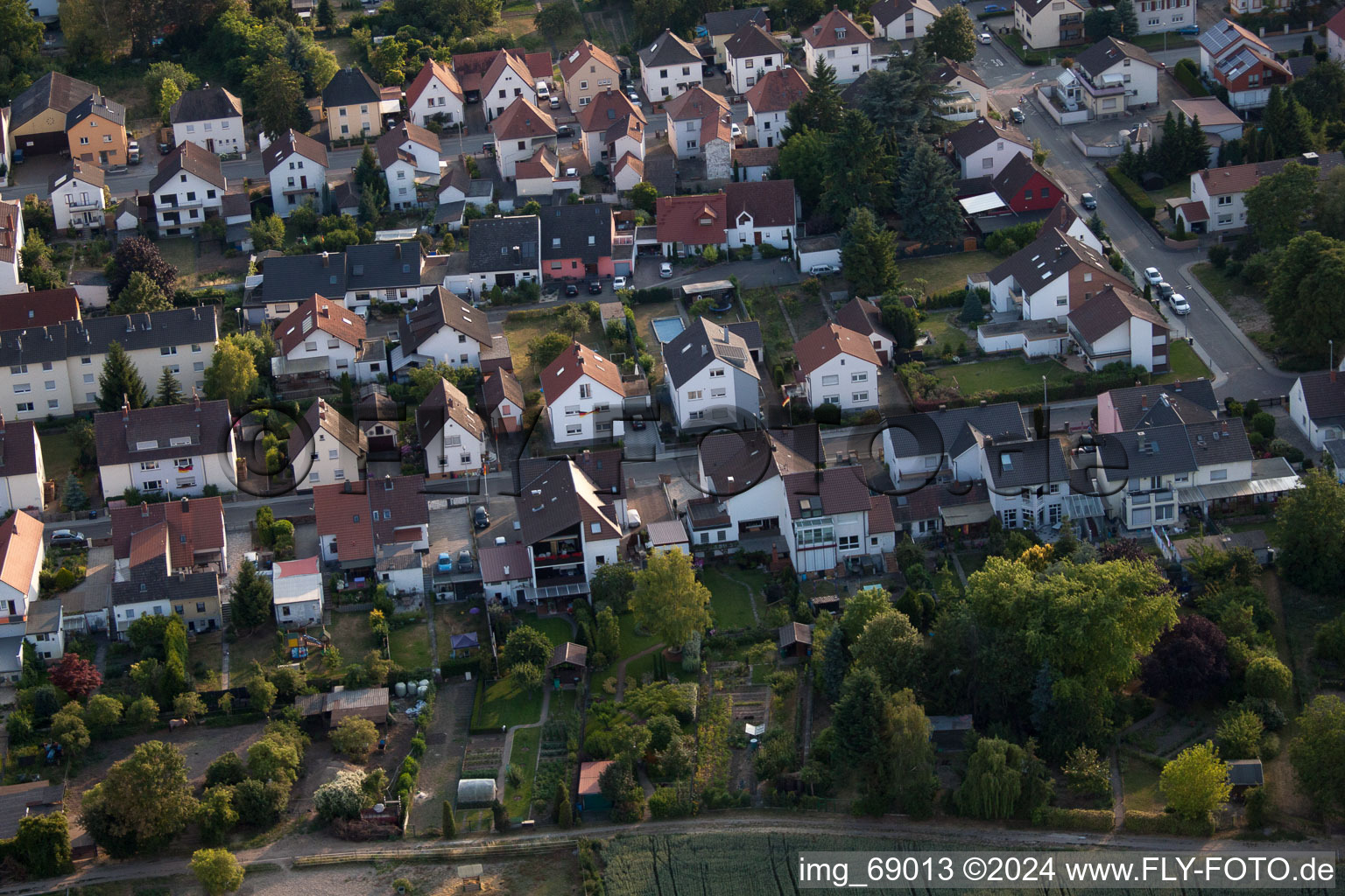 Quartier Dannstadt in Dannstadt-Schauernheim dans le département Rhénanie-Palatinat, Allemagne du point de vue du drone