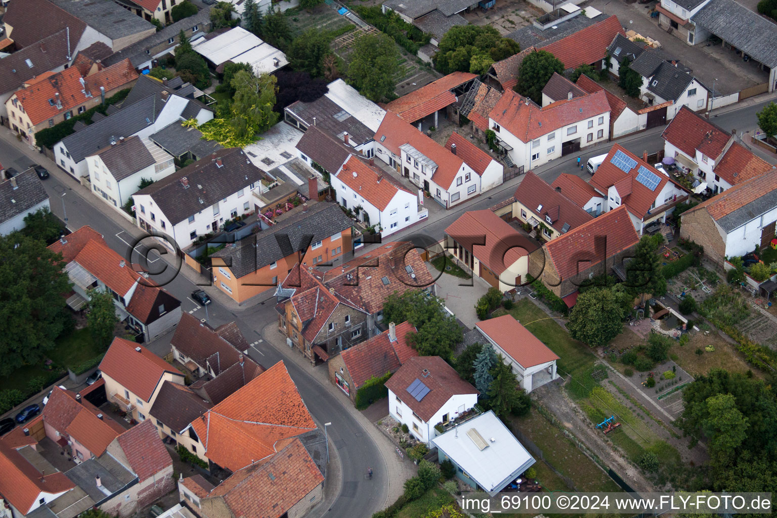 Quartier Bobenheim in Bobenheim-Roxheim dans le département Rhénanie-Palatinat, Allemagne du point de vue du drone