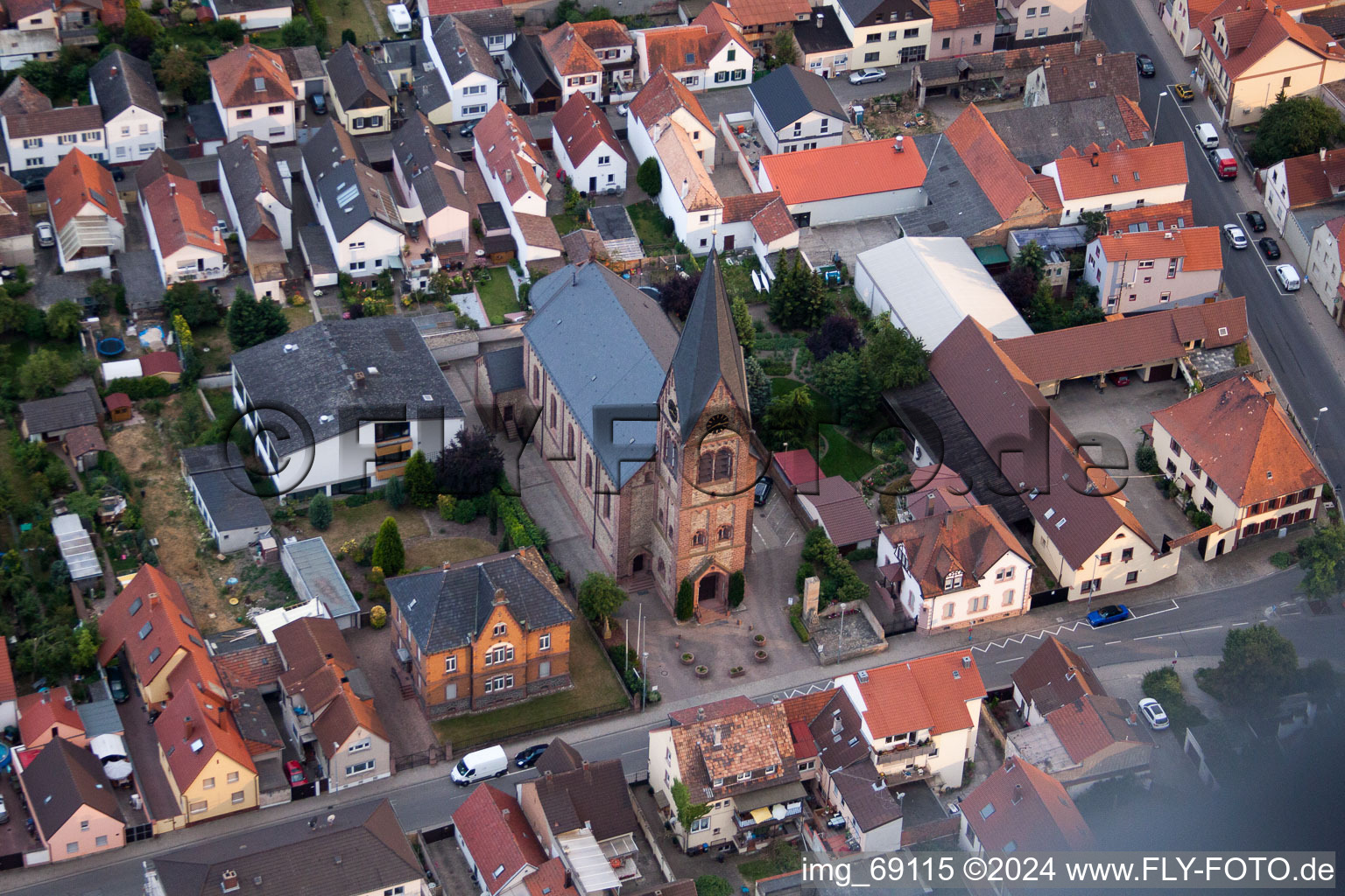 Vue aérienne de Saint-Laurent à le quartier Bobenheim in Bobenheim-Roxheim dans le département Rhénanie-Palatinat, Allemagne