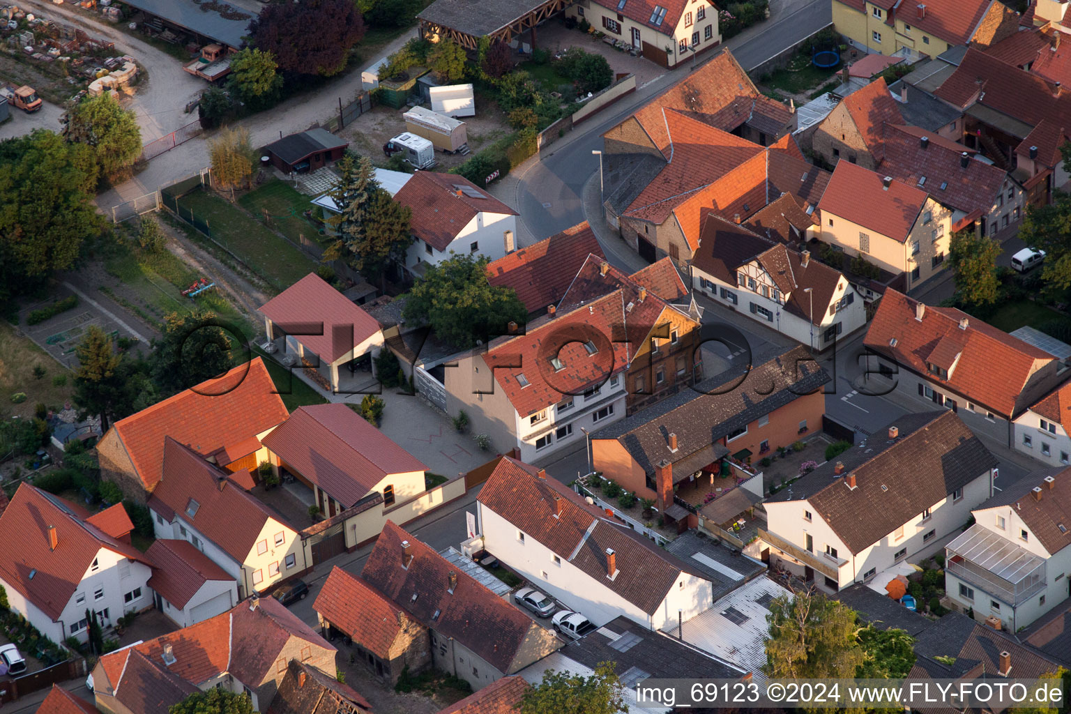 Quartier Bobenheim in Bobenheim-Roxheim dans le département Rhénanie-Palatinat, Allemagne du point de vue du drone