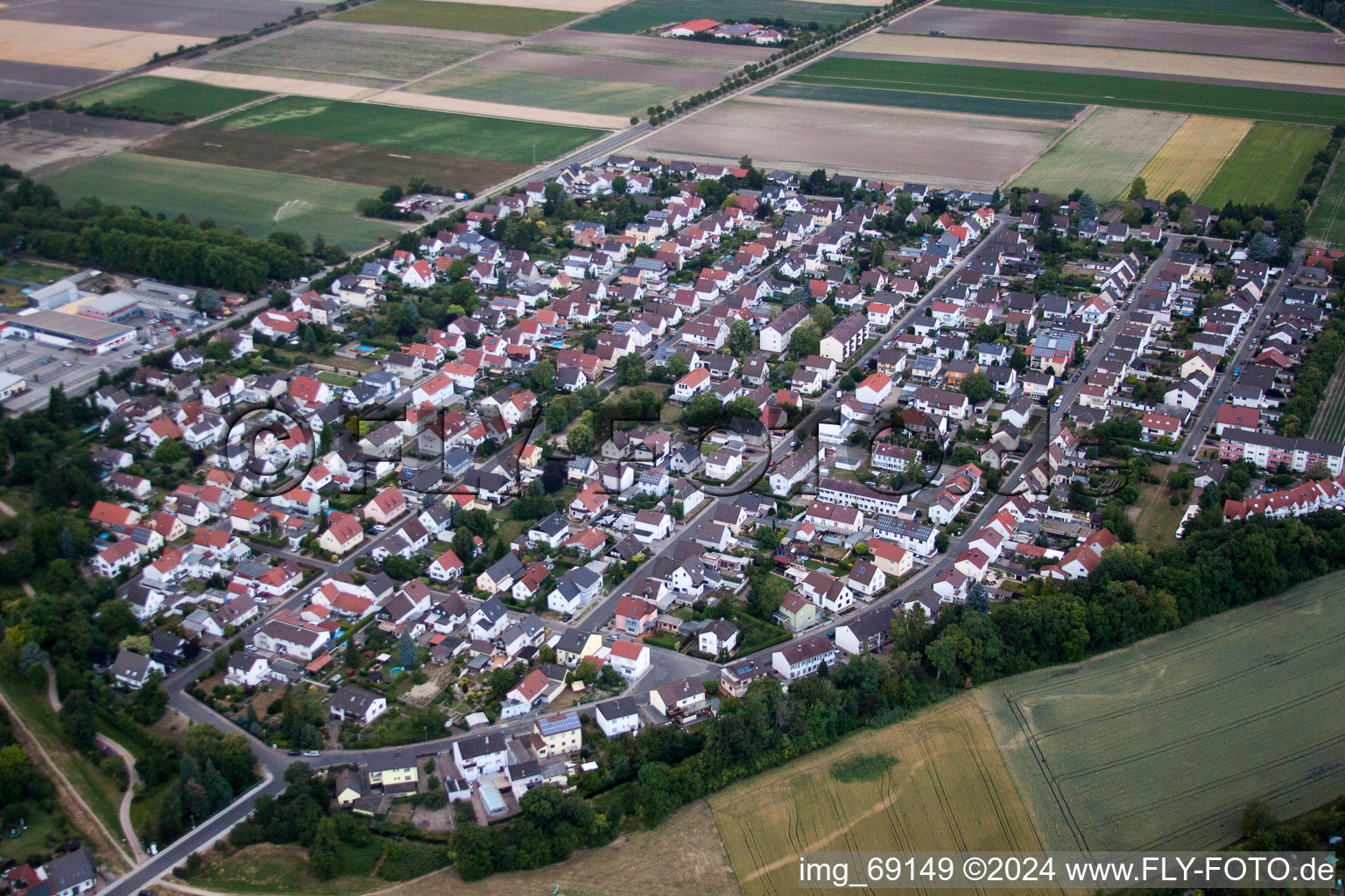 Vue des rues et des maisons des quartiers résidentiels à le quartier Bobenheim in Bobenheim-Roxheim dans le département Rhénanie-Palatinat, Allemagne d'en haut