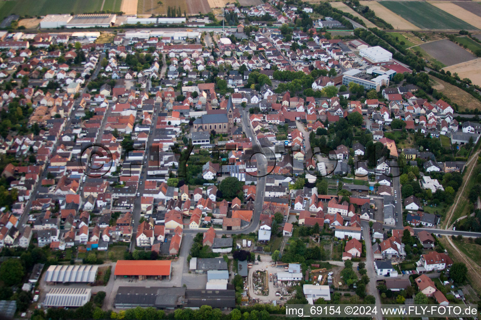 Vue sur la ville depuis le centre-ville à le quartier Roxheim in Bobenheim-Roxheim dans le département Rhénanie-Palatinat, Allemagne d'en haut