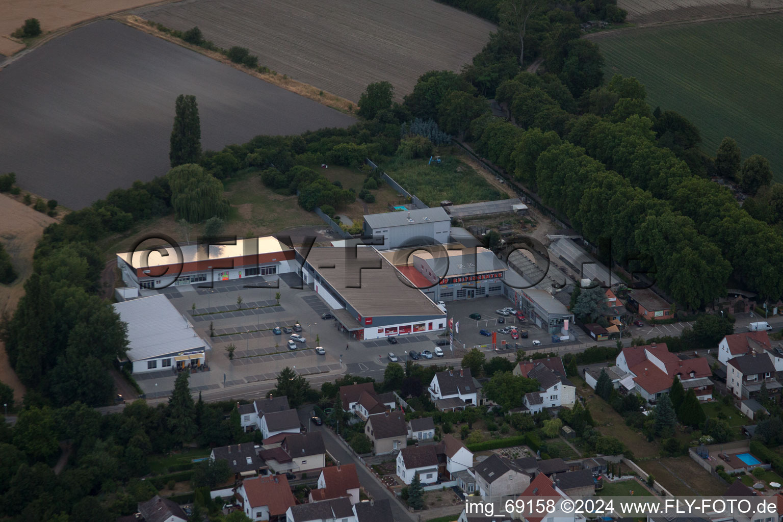 Vue aérienne de Centre commercial Wormser Landstraße dans le quartier de Petersau à le quartier Bobenheim in Bobenheim-Roxheim dans le département Rhénanie-Palatinat, Allemagne