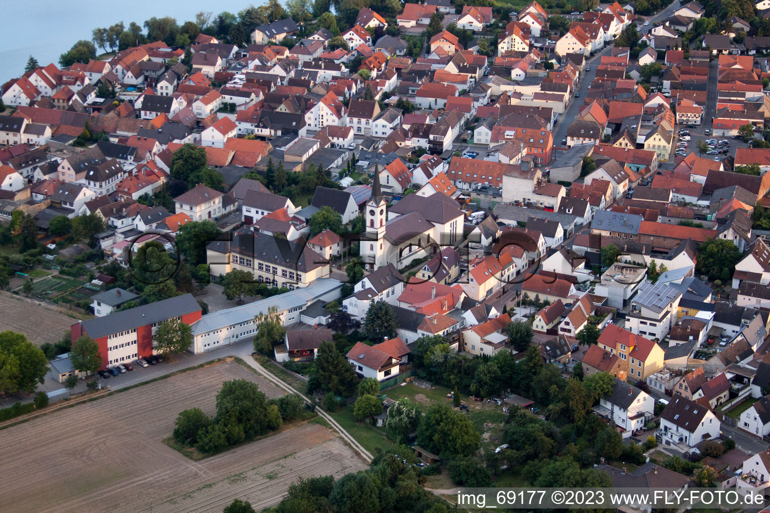 Vue sur la ville depuis le centre-ville à le quartier Roxheim in Bobenheim-Roxheim dans le département Rhénanie-Palatinat, Allemagne vue d'en haut